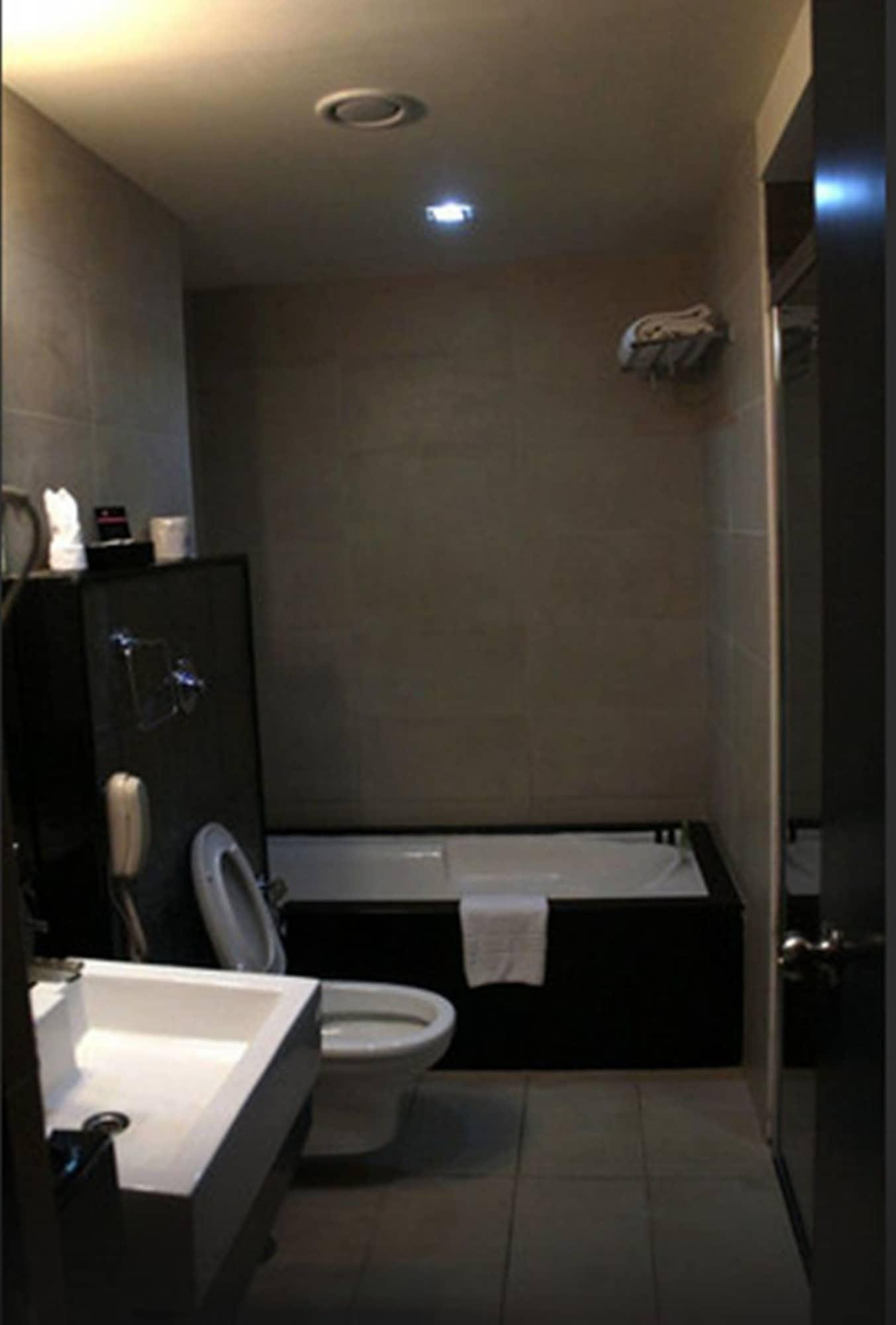 Royal Orchid Central, שימוגה מראה חיצוני תמונה