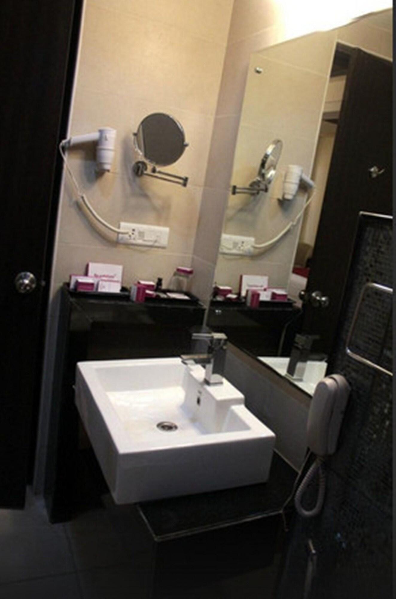 Royal Orchid Central, שימוגה מראה חיצוני תמונה