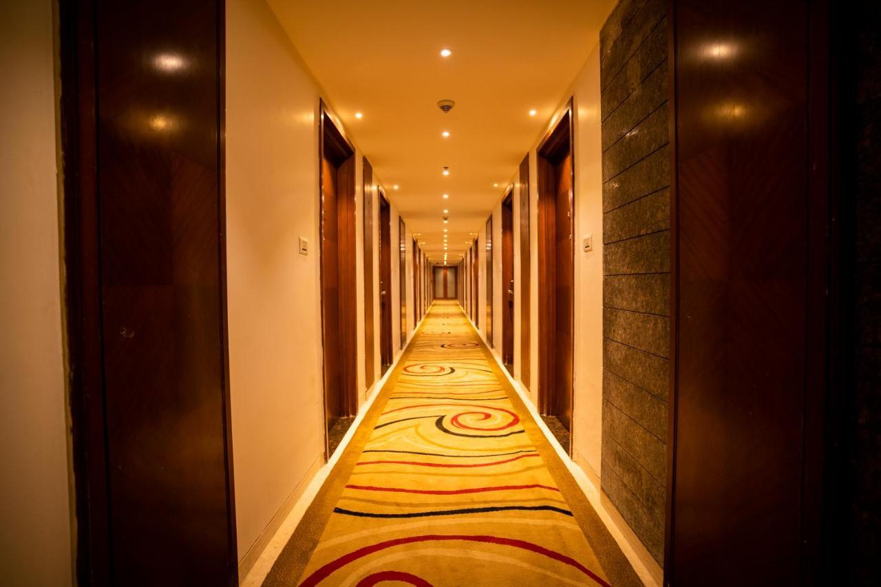 Royal Orchid Central, שימוגה מראה חיצוני תמונה