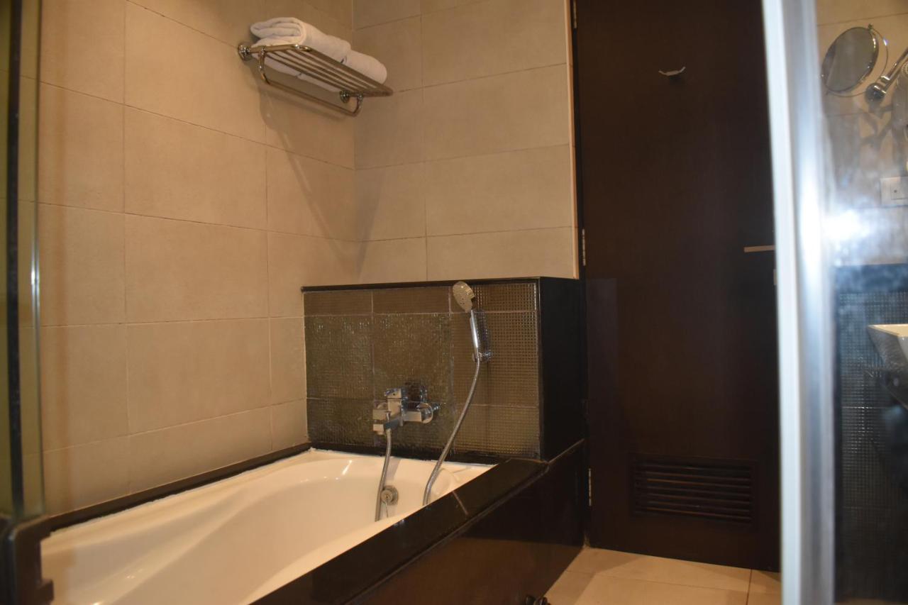 Royal Orchid Central, שימוגה מראה חיצוני תמונה