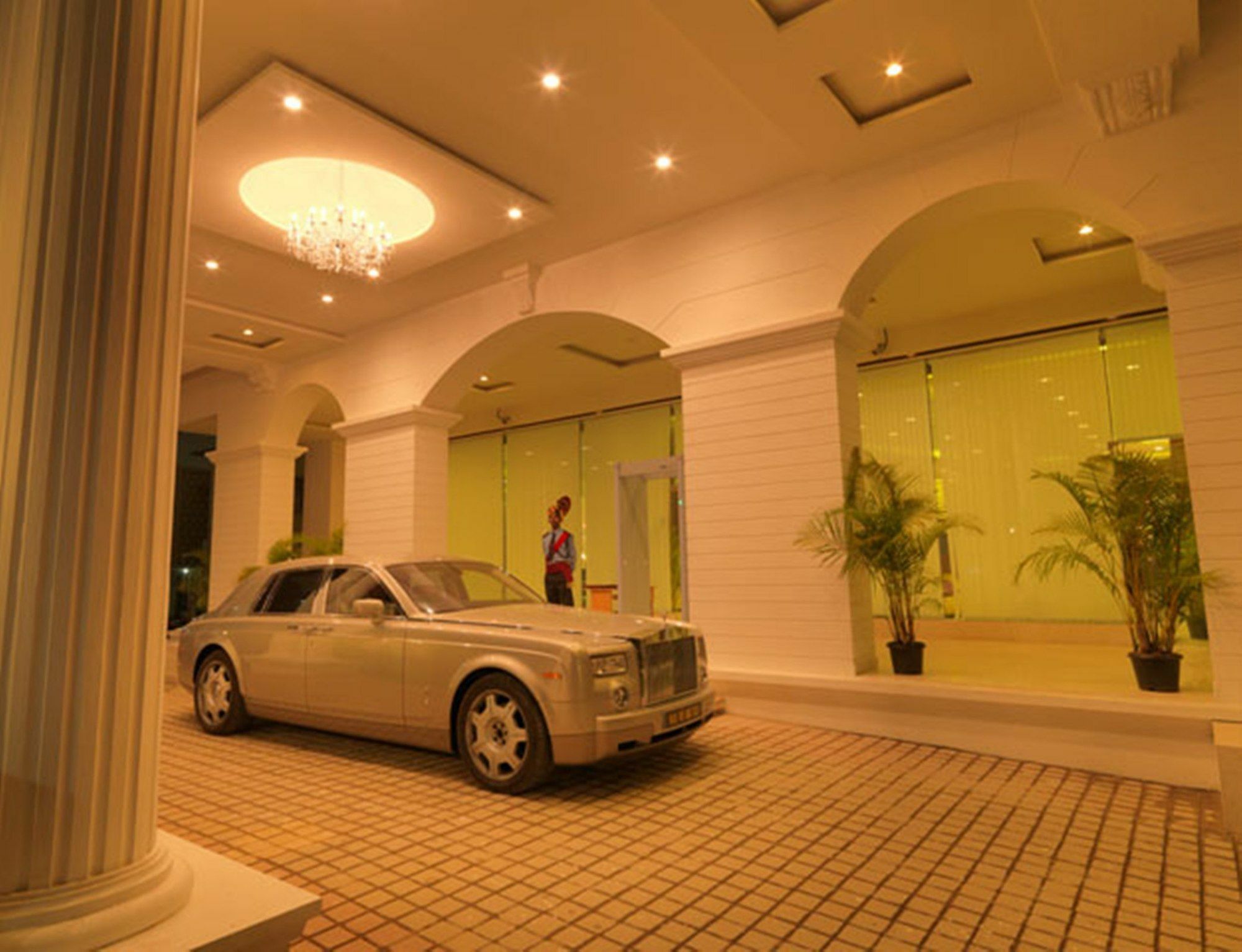 Royal Orchid Central, שימוגה מראה חיצוני תמונה